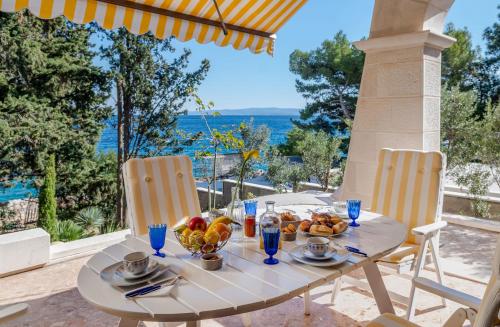 - une table avec un bol de fruits dans l'établissement Villa Vita, à Trogir