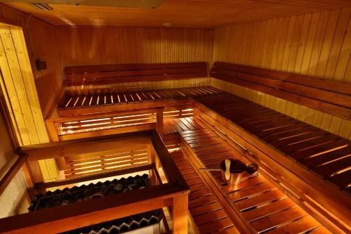 an overhead view of an empty sauna at Ylläs Lake Hotel in Ylläsjärvi