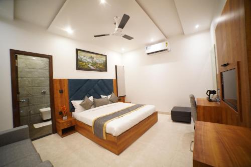 a hotel room with a bed and a bathroom at Hotel Elite in Amritsar
