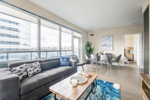 sala de estar con sofá y mesa en GLOBALSTAY Modern Apartments in North York Skyscraper en Toronto