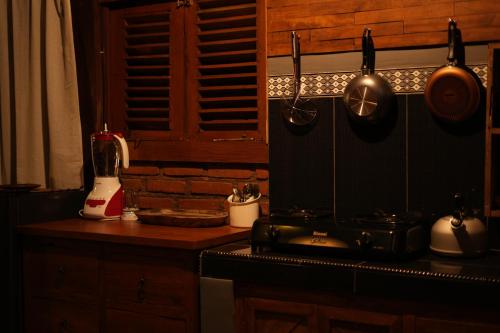 cocina con fregadero y encimera con utensilios en Pondok Sugara, en Tampaksiring