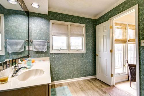 La salle de bains est pourvue d'un lavabo et d'un miroir. dans l'établissement Waterfront Vacation Rental on Savannah River!, à Augusta