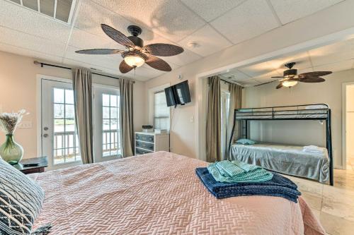 Schlafzimmer mit einem Bett und einem Deckenventilator in der Unterkunft Lakefront Lexington House with Spacious Deck! in Lexington