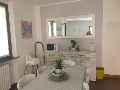 una sala da pranzo con un tavolo e uno specchio di Super Rose a Lazise