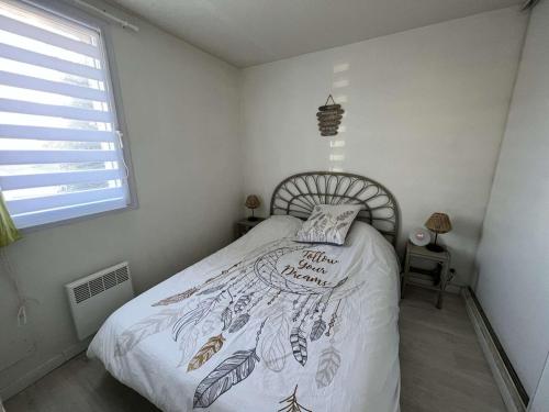 sypialnia z łóżkiem z białą kołdrą w obiekcie Pavillon T3 avec Mezzanine, Parking, Piscine, Clim, proche plage et commerces, animaux acceptés - FR-1-702-31 w Cap d'Agde
