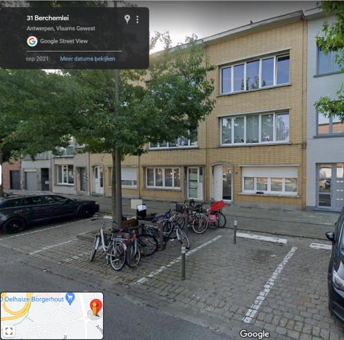 een groep fietsen geparkeerd voor een gebouw bij Modern apartment with garden in Antwerp, 15min from City center in Antwerpen