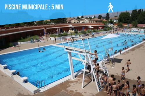 un groupe de personnes debout autour d'une piscine dans l'établissement Mont Ventoux - Terrasse - Vue dégagée - Linge de qualité - Fibre - Confort, à Gardanne