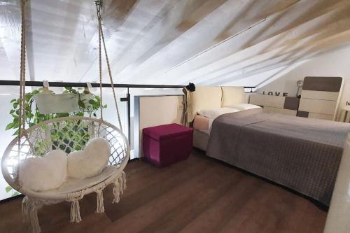 Habitación con cama y columpio con cama en Your little Loft, en Villafranca di Verona
