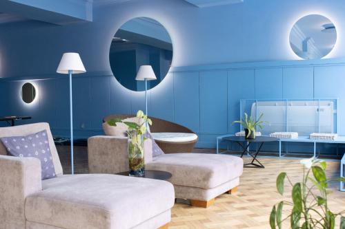 uma sala de estar azul com duas cadeiras e uma mesa em Selina Montevideo em Montevidéu