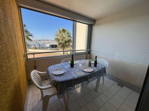 Photo de la galerie de l'établissement Appartement T2 Cabine avec Piscine, Lave-Vaisselle, Plage à 150m, Animaux Acceptés - FR-1-702-42, au Cap d'Agde