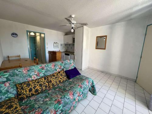 Photo de la galerie de l'établissement Appartement T2 Cabine avec Piscine, Lave-Vaisselle, Plage à 150m, Animaux Acceptés - FR-1-702-42, au Cap d'Agde