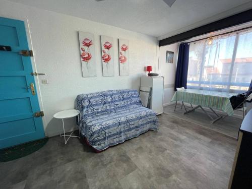 une chambre avec un lit, une table et une fenêtre dans l'établissement Charmant 2P, 2 couchages, parking, loggia, proche plage et centre, animaux acceptés - FR-1-225D-171, à Saint-Cyprien