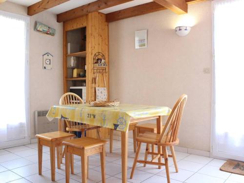 une salle à manger avec une table et des chaises dans l'établissement Maison 5 Couchages à 750m de la Plage, Jardin, Parking, Proche Pistes Cyclables - Dolus d'Oléron - FR-1-246A-201, à Dolus-d'Oléron