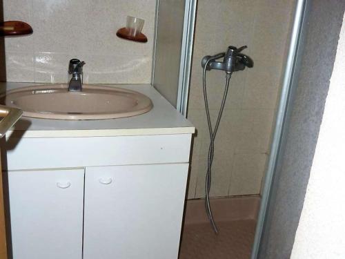 łazienka z umywalką i prysznicem w obiekcie Maison 5 Couchages à 750m de la Plage, Jardin, Parking, Proche Pistes Cyclables - Dolus d'Oléron - FR-1-246A-201 w mieście Dolus d'Oléron