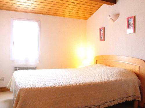 sypialnia z łóżkiem w pokoju z oknem w obiekcie Maison 5 Couchages à 750m de la Plage, Jardin, Parking, Proche Pistes Cyclables - Dolus d'Oléron - FR-1-246A-201 w mieście Dolus d'Oléron