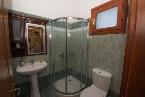 Bilik mandi di Erikousa Villas by CorfuEscapes
