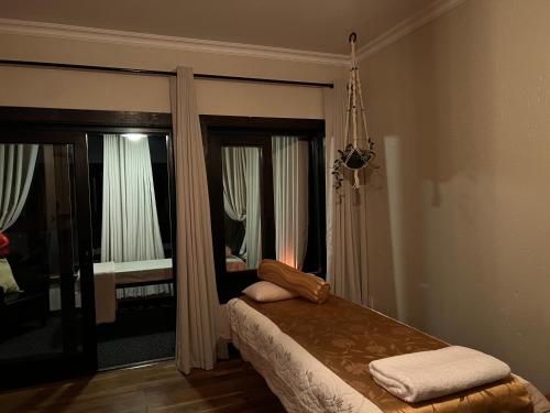 Una cama o camas en una habitación de Malachite Manor