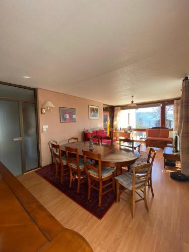une salle à manger avec une table et des chaises en bois dans l'établissement Maison 2 a 12 personnes,quartier résidentiel, à Thiers