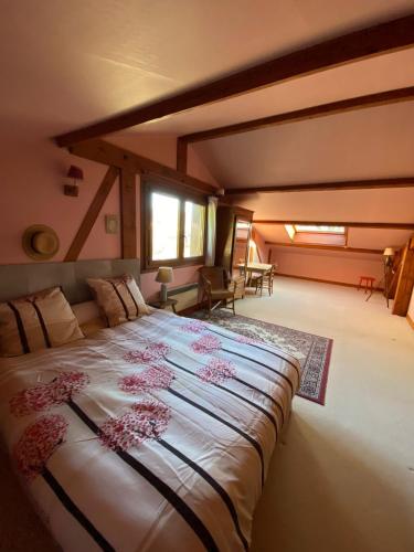 - une chambre avec un grand lit fleuri dans l'établissement Maison 2 a 12 personnes,quartier résidentiel, à Thiers