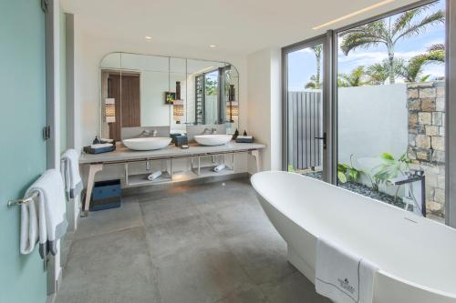 Koupelna v ubytování Anantara Iko Mauritius Resort & Villas