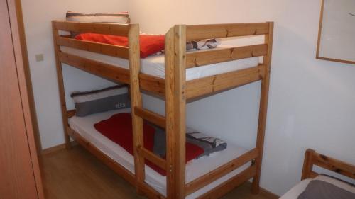 a couple of bunk beds in a room at Ferienwohnung Deichblick in Dornumersiel