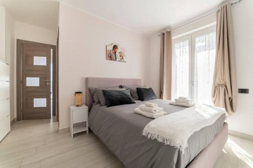 サレルノにあるAppartamento Emma con Piscina - Vista Mare"Tenuta Croce"の白い部屋に大型ベッド1台が備わるベッドルーム1室が備わります。