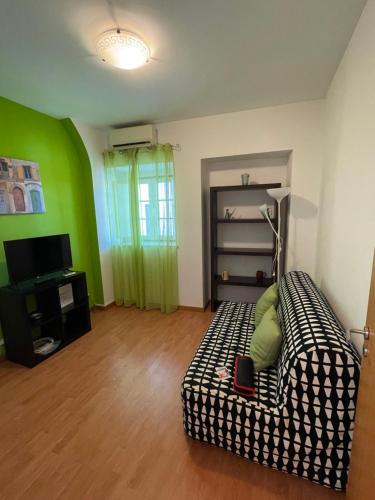 a living room with a couch and a television at Casa do Pateo in Évora