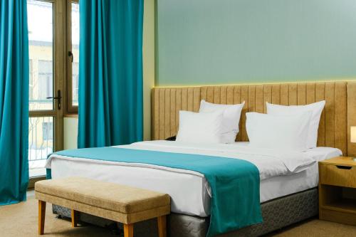 Postel nebo postele na pokoji v ubytování Apricot Aghveran Resort