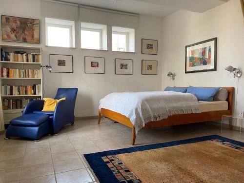 アイゼナハにあるFerienwohnung Pfeifferのベッドルーム1室(ベッド1台、青い椅子付)