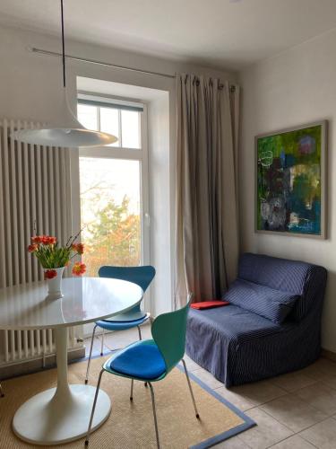 ein Wohnzimmer mit einem Tisch, Stühlen und einem Sofa in der Unterkunft Ferienwohnung Pfeiffer in Eisenach