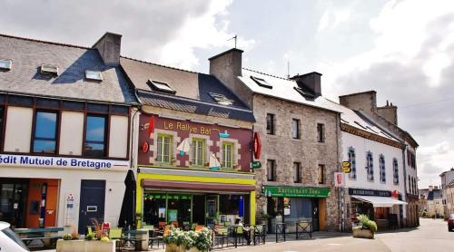 un gruppo di edifici su una strada cittadina di Ty Moris Breiz a Plouguerneau