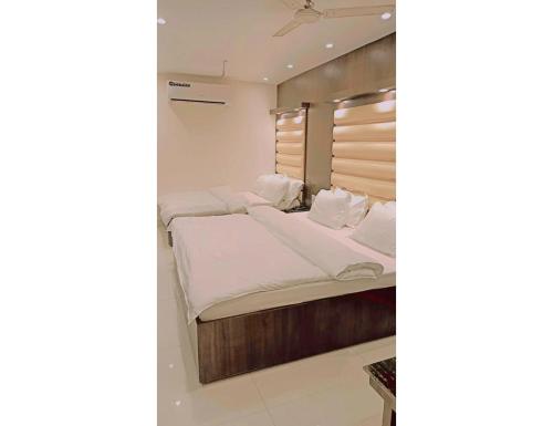 Katil atau katil-katil dalam bilik di Hotel Abhimanyu Inn, Sri Ganganagar
