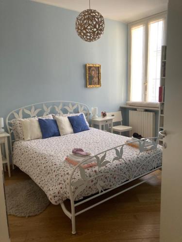 Кровать или кровати в номере Squisito appartamento in stabile Vecchia Milano