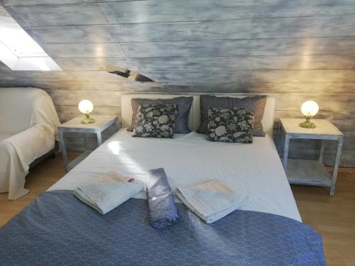 duże łóżko w pokoju z dwoma stołami w obiekcie Villa Elit w mieście Dugi Rat