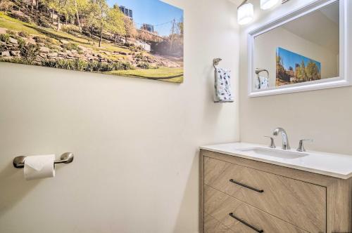un baño con lavabo y espejo en Greenville Escape with Deck and Fire Pit!, en Greenville