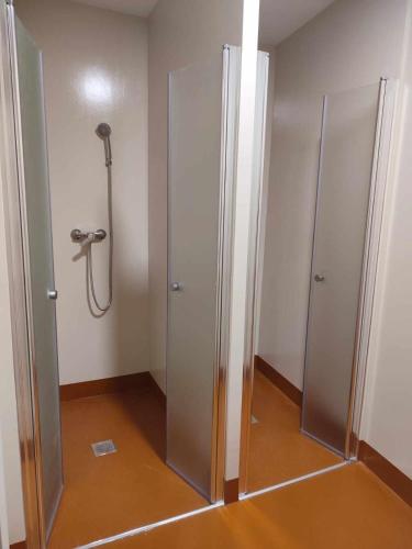 Bilik mandi di Turoqua Hostel