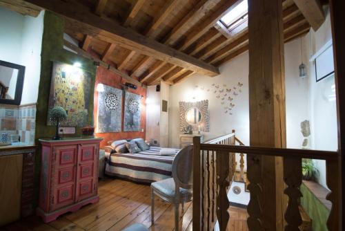 Sala de estar con cama y mesa en El Balconcillo-Los Sitios de Aravalle, en Umbrías