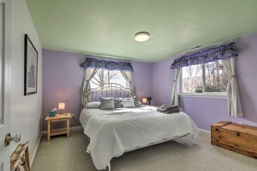 1 dormitorio púrpura con 1 cama y 2 ventanas en Outdoorsy Utah Paradise with Mountain Views!, en Salina