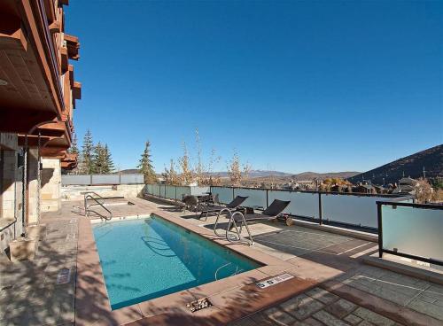 einen Pool mit Stühlen und Blick auf das Wasser in der Unterkunft Resort Plaza Condominiums 5002-5025 in Park City