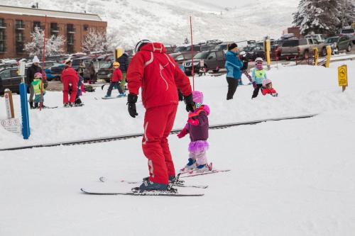 un homme et un enfant à skis dans la neige dans l'établissement Resort Plaza Condominiums 5002-5025, à Park City