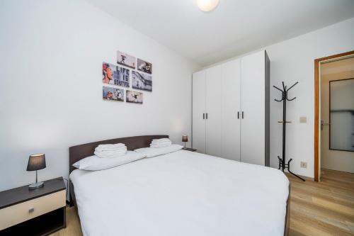 Pasian di Prato的住宿－Zia Dina APT - with Balcony，白色卧室设有一张大床和镜子
