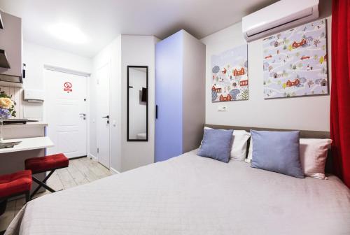 una camera da letto con un grande letto con cuscini blu di MYFREEDOM Апартаменти метро Святошин a Kiev