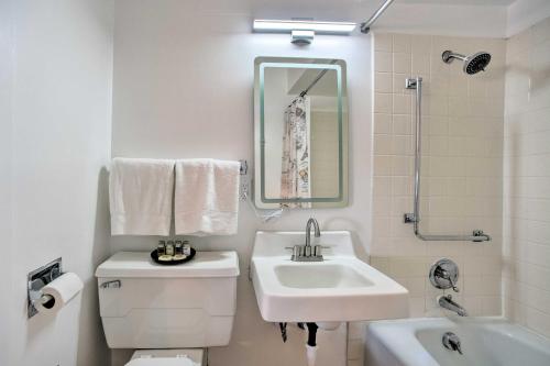 Ideally Located Studio with Off-Street Parking!にあるバスルーム