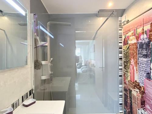 y baño con ducha acristalada y lavamanos. en Villa de standing Piscine privée à 15 min des plages 8VB11, en Perpiñán