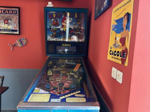 a pinball game in a corner of a room at Maison d'Hôtes La Bastide Bleue in Marseille