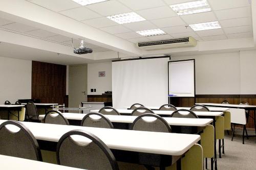 Бизнес-центр и/или конференц-зал в Hotel Golden Park Campinas Cambuí By Nacional Inn