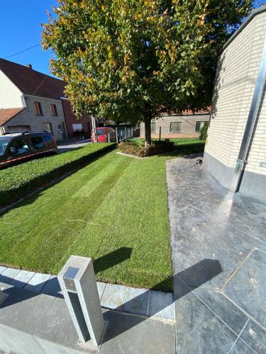 Un jardín fuera de J and R flanders fields holiday homes