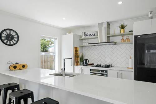 Кухня или мини-кухня в Contemporary Comfort - Masterton Holiday Home
