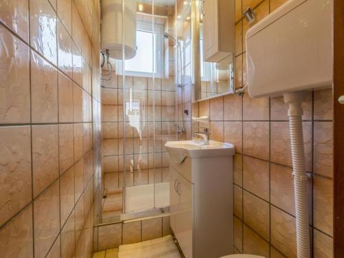 een badkamer met een toilet en een wastafel bij Apartments Melita in Dramalj