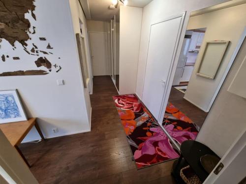 an empty room with a hallway with a room with a floor at Valoisa huoneisto jossa erinomaiset vuoteet. in Mikkeli